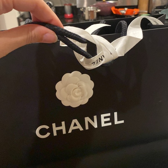 Authentic Chanel shopping bag - Picture 2 of 3